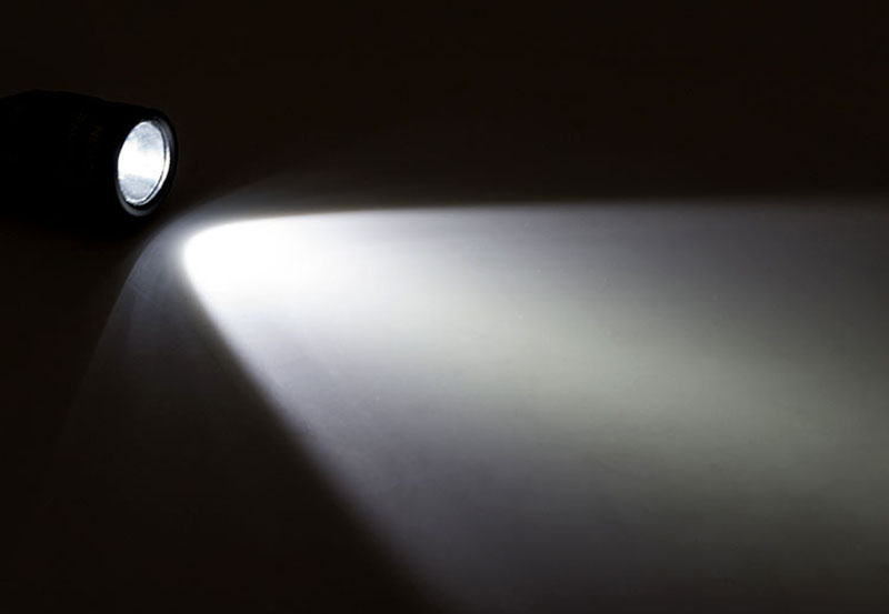 Compact High-output Flashlight Featuring - Flashlight 6P